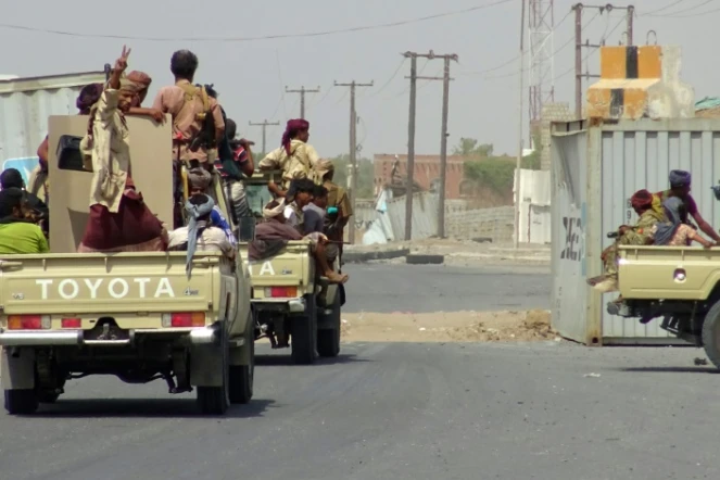 Des forces progouvernementales yéménites circulant le 10 novembre 2018 à la lisière Est de la ville de Hodeida dans le cadre d'une offensive qui s'intensifie pour reprendre cette ville portuaire aux rebelles Houthis