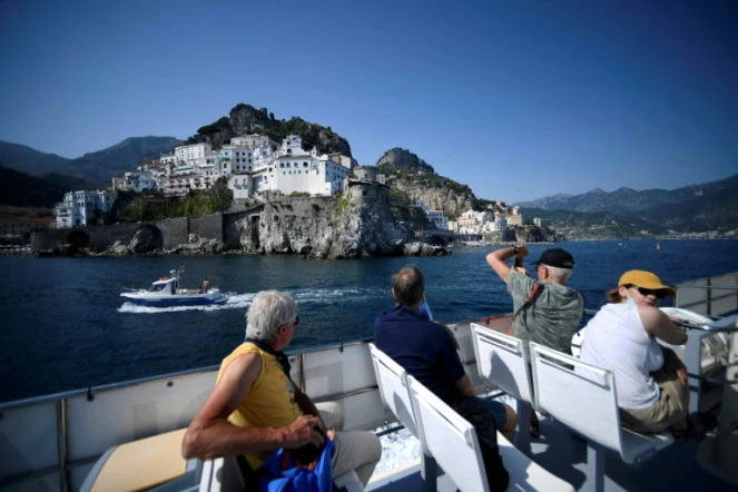 Des touristes sur un bateau au large de la côte amalfitaine, en Italie, le 2 juillet 2020
