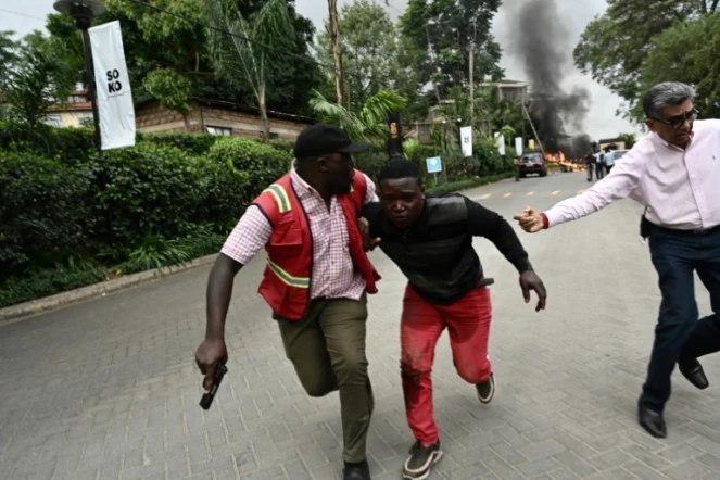 Un homme blessé évacué d'un complexe de Nairobi regroupant un hôtel et des bureaux, où une forte explosion a été suivie pendant plus d'une heure de tirs nourris, le 15 janvier 2019