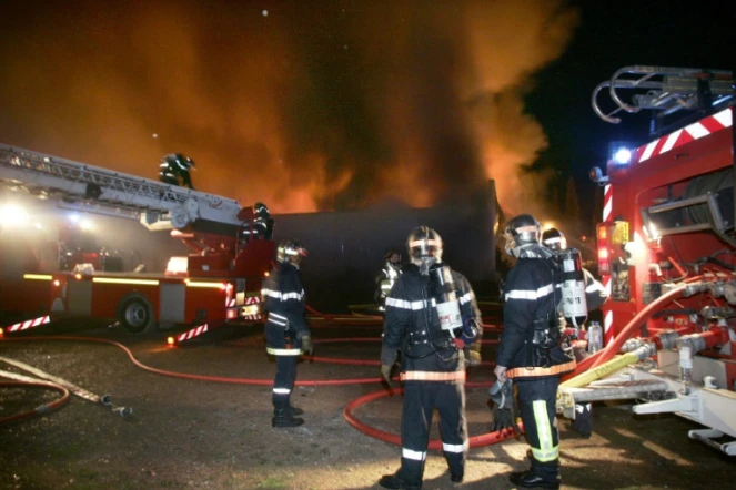 Des violences urbaines ont éclaté samedi soir à Chanteloup-les-Vignes (Yvelines) où des policiers ont été pris pour cible et un chapiteau de cirque incendié