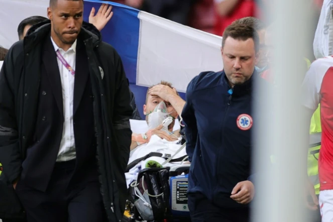 Le milieu danois Christian Eriksen, "éveillé", évacué sur une civière après son malaise lors du match de groupes de l'Euro contre la Finlande, à Copenhague, le 12 juin 2021