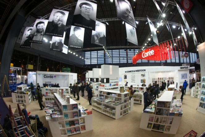 Le stand de la littérature sud-coréenne, invitée d'honneur, au Salon du Livre Porte de Versailles à Paris le 16 mars 2016