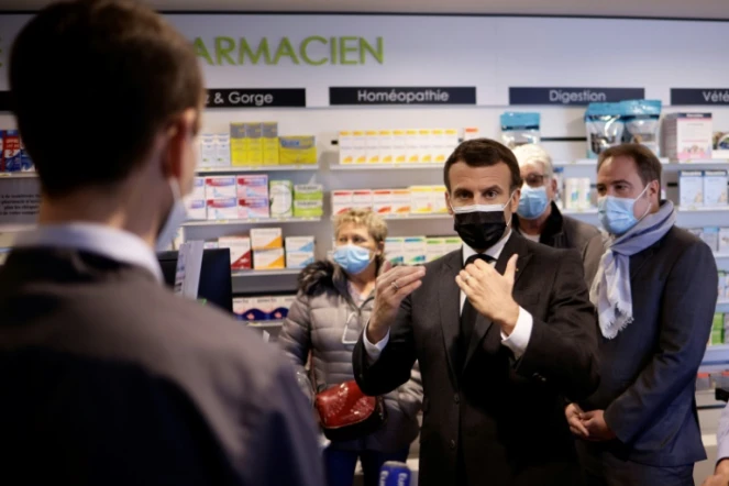 Le président Emmanuel Macron dans une pharmacie à Valenciennes, dans le nord de la France, le 23 mars 2021