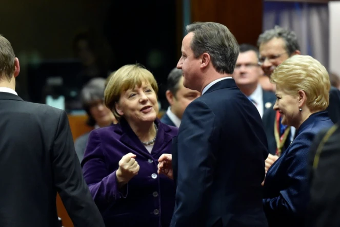 Le Premier ministre britannique David Cameron (à droite) discute avec Angela Merkel avant le sommet européen à Bruxelles le 17 décembre 2015