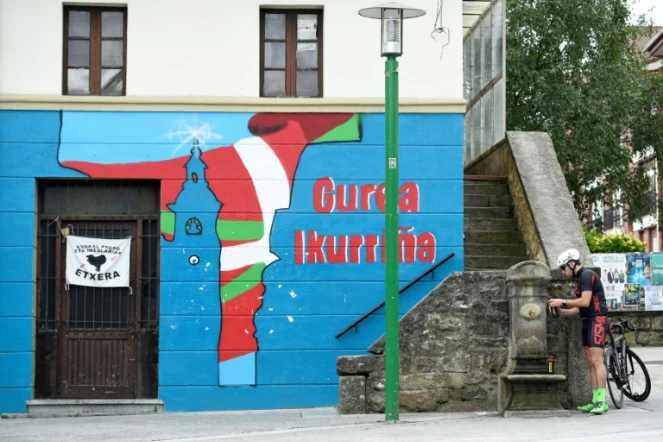 Peinture murale du drapeau basque, le 25 septembre 2016, à Larrabetzu