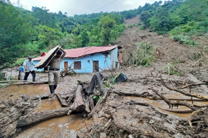Un glissement de terrain après de fortes pluies au village de Jadon, dans l'Etat de l'Himachal Pradesh, le 14 août 2023 en Inde