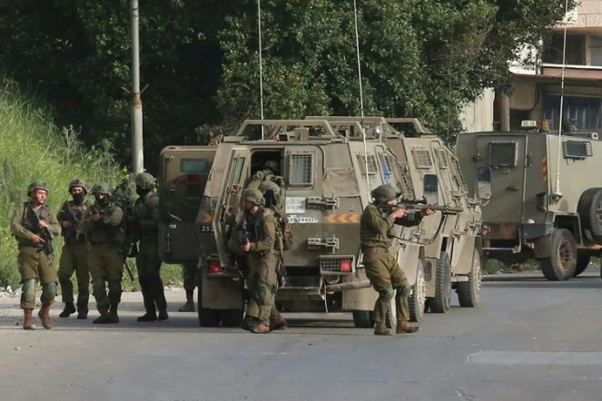 Des membres des forces de sécurité israéliennes lors d'une opération à Naplouse, le 11 avril 2022 en Cisjordanie