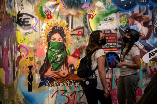 Des visiteuses découvrent le 11 novembre 2020 le musée du "Soulèvement social" de Santiago qui expose des oeuvres issues de l'art de la rue ayant surgi spontanément lors de la révolte sociale au Chili à partir d'octobre 2019