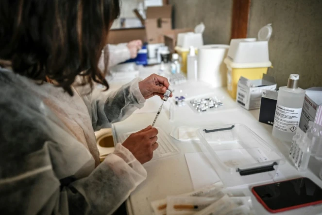 Un soignant prépare une dose de vaccin contre le Covid-19, dans un centre de vaccination à Versailles, le 29 mai 2021