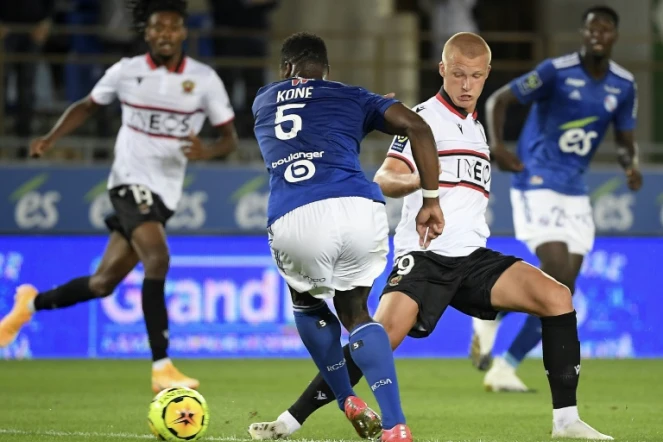 Le Strasbourgeois Lamine Koné tente de stopper l'attaquant de Nice Kasper Dolberg, lors d'un match de Ligue 1 disputé à La Meinau, le 29 août 2020