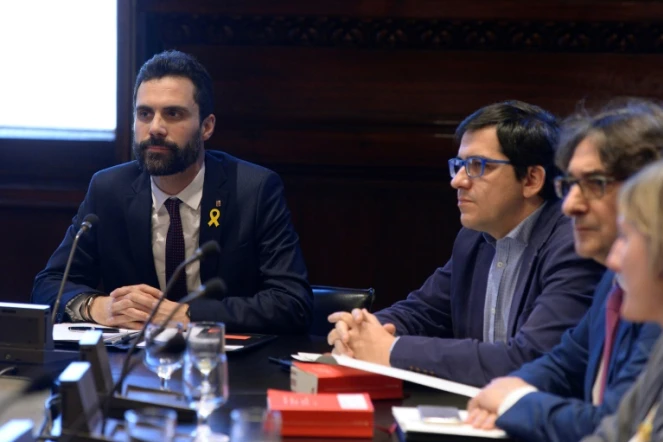 Le président du parlement catalan Roger Torrent (G) lors d'une rencontre au parlement avec le gouvernement provincial à Barcelone, le 30 janvier 2018 