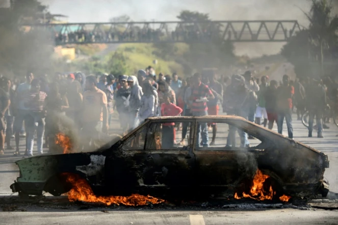Des manifestants brûlent une voiture sur une route pour dénoncer la hausse des prix du diesel à Ribeirao das Neves au Brésil, le 25 mai 2018