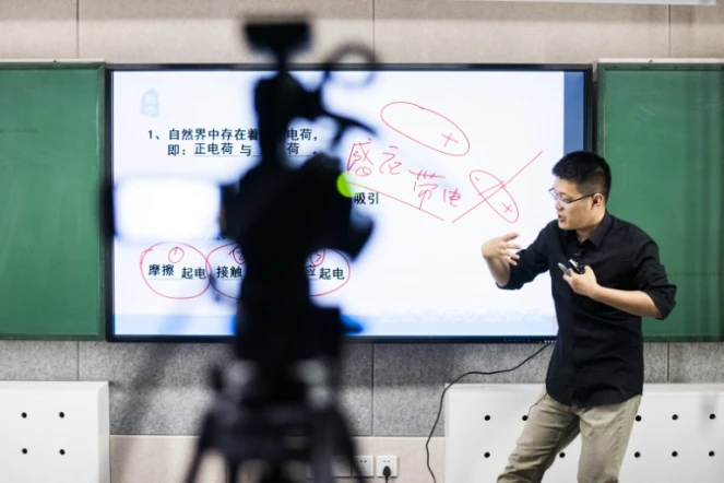 Un professeur particulier de Physique Liu Jie enregistre une leçon qu'il diffusera en ligne à Pékin le 26 avril 2016