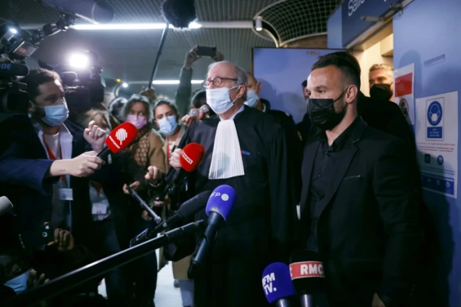 Mathieu Valbuena avec son avocat Paul Albert Iweins interrogé par les reporters dans l'affaire de la "sextape" qui l'oppose à Karim Benzema au tribunal de Versailles, le 20 octobre 2021