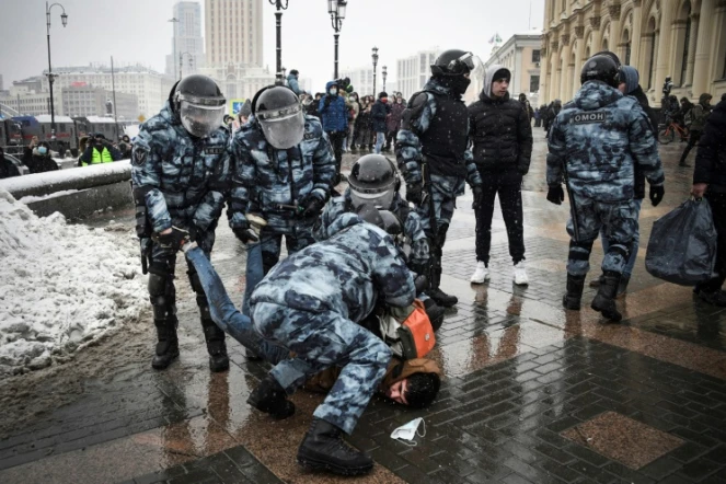 La police russe arrête un homme durant un rassemblement de soutien à l'opposant Alexeï Navalny à Moscou le 31 janvier 2021