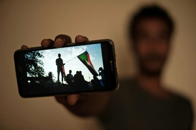 Le manifestant soudanais Akram montre une photo prise pendant le sit-in à Khartoum, lors d'une interview avec l'AFP, le 15 juin 2019