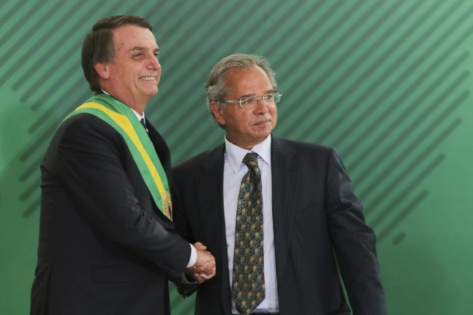 Le président du Brésil Jair Bolsonaro (à gauche) et son ministre de l'Economie, Paulo Guedes, le 1er janvier 2019 à Brasilia