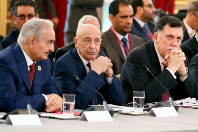 Dans cette photo prise le 29 mai 2018 (G à D) l?homme fort de l?est libyen Khalifa Haftar, le chef du Parlement élu Aguila Saleh, et le chef du Gouvernement d?union nationale Fayez al-Sarraj, participent à Paris à une conférence sur la Libye.