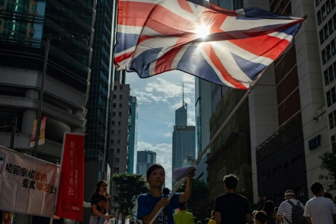 Un manifestant brandit le drapeau britannique lors d'une manifestation à Hong Kong le 1er juillet 2018, marquant le 21e anniversaire de la rétrocession de la colonie britannique à Pékin.