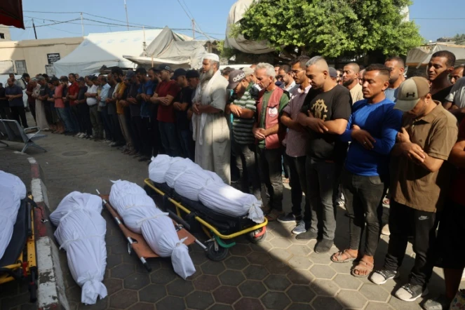 Des Palestiniens récitent la prière des morts devant les corps de Palestiniens tués dans des bombardements israéliens, dans l'enceinte d'un hôpital de Deir al-Balah, dans le centre de la bande de Gaza, le 7 septembre 2024