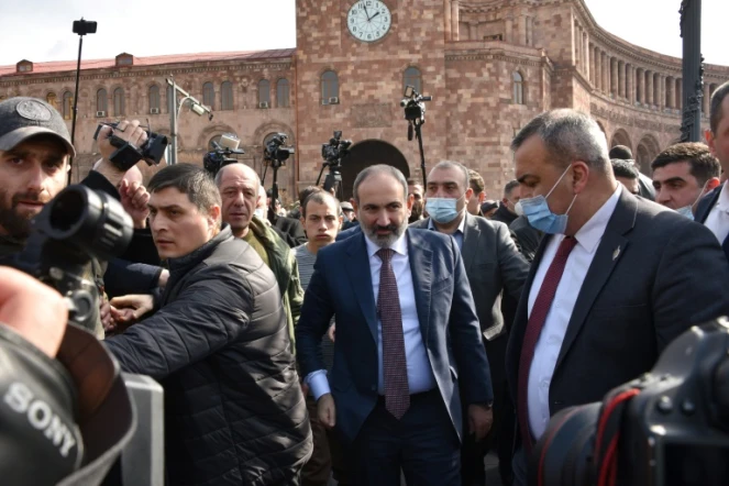Le Premier ministre arménien Nikol Pachinian rencontre ses partisans, à Erevan, en Arménie, le 25 février 2021 