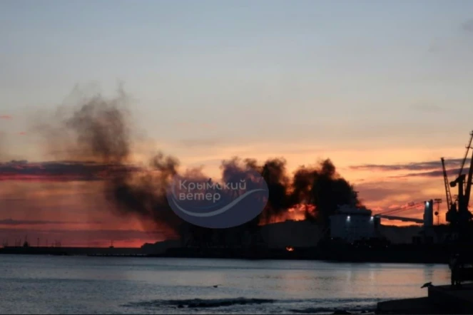 Photo publiée sur la chaîne Telegram @VentdeCrimee, le 26 décembre 2023, montrant de la fumée au-dessus d'un navire de guerre endommagé par une attaque ukrainienne dans le port de Feodosiya, en Crimée sous contrôle russe