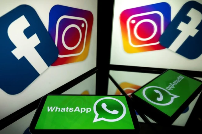Logos de Facebook, Instagram et WhatsApp sur les écrans d'un smartphone et d'une tablette à Toulouse (France), le 5 octobre 2020