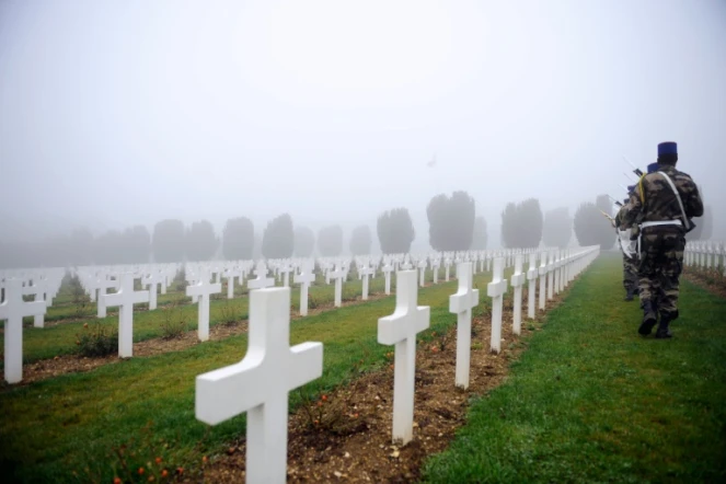 Soldats français entre les tombes le 5 décembre 2013 à l'ossuaire de Douaumont