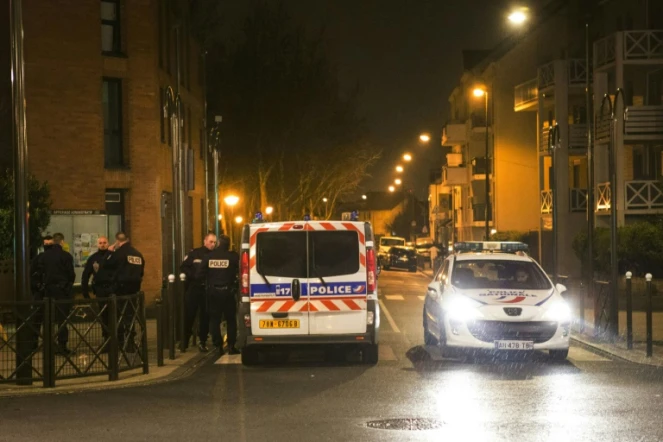Des policiers lors d'une perquisition le 24 mars 2016 dans un appartement à Argenteuil en région parisienne 