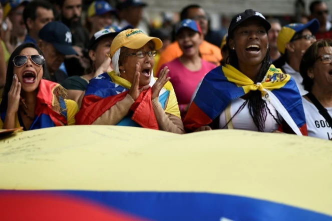 Des partisans du chef de l'opposition vénézuélienne Juan Guaido se rassemblent le 12 février 2019 dans l'est de Caracas pour faire pression sur l'armée afin qu'elle laisse entrer l'aide humanitaire américaine