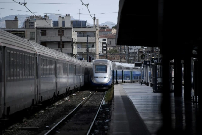 Photo du TGV qui a déraillé vendredi à la gare Saint-Charles à Marseille le 25 août 2018