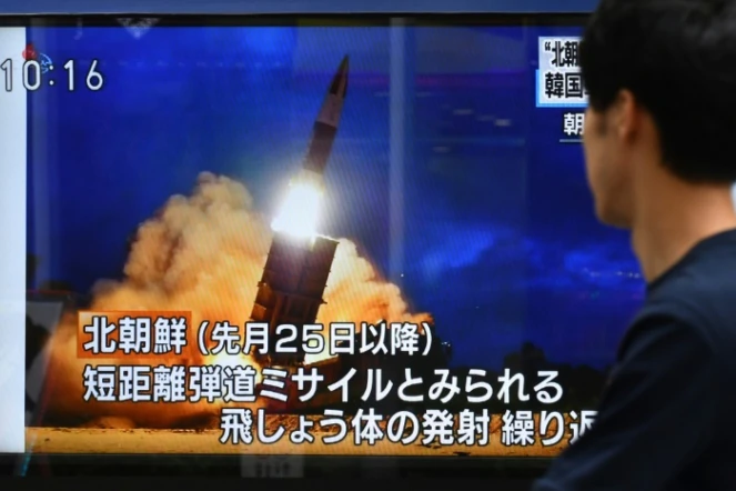 Un homme regarde des images télévisées d'un tir de projectile par la Corée du Nord, à Tokyo le 16 août 2019