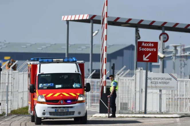 Un véhicule des pompiers transportant un patient atteint du Covid-19 et évacué de Mulhouse, quitte l'aéroport de Bordeaux, le 27 mars 2020