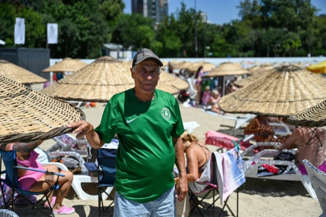 Metin Cakmacki, sur la plage de Caddebostan, sur la côte asiatique à Istanbul, le 28 juillet 2022