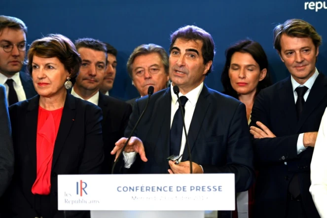 Le président des  Republicains (LR) Christian Jacob entouré d'autres membres du parti dont François Baroin (d) lors d'une réunion à Paris, le 23 octobre 2019