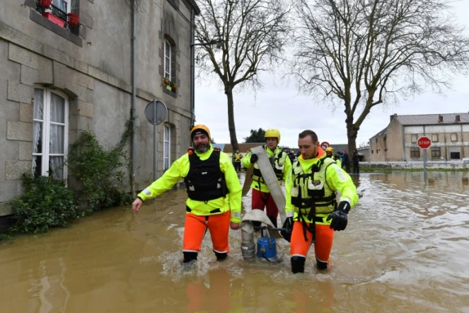 Des sauveteurs à l'oeuvre à Redon où la décrue se poursuit le 1er février 2025