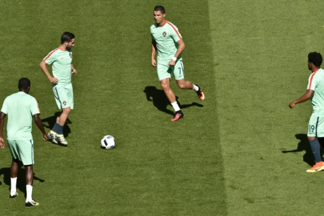 Les Portugais à l'échauffement avant le match de l'Euro contre la Hongrie, le 22 juin 2016 à Lyon