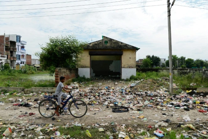 Un enfant à vélo passe dans une rue jonchée de détritus dans la ville de Gonda en Inde, le 20 août 2017


Flies throng over piles of faeces, the drains overflow with sewage and the foul smell in the air is inescapable. Welcome to Awas Vikas: one of the most exclusive areas of Gonda, a city suffering the ignominy of being branded the dirtiest in India. 

