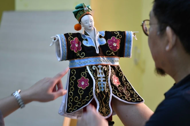 Un étudiant du maître marionnettiste Chen Hsi-huang apprend cet art séculaire, le 13 octobre 2018 à Taïwan