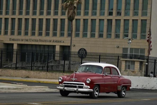 Une vieille voiture américaine devant l'ambassade des Etats-Unis à La Havane, à Cuba, le 12 janvier 2021