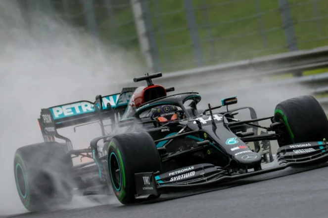 Lewis Hamilton au volant de sa Mercedes sur la piste détrempée du Hungaroring, près de Budapest, le 17 juillet 2020