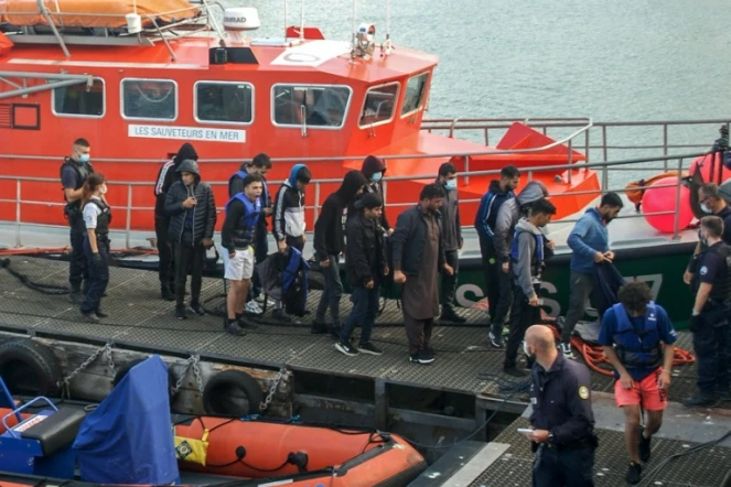 Des migrants sont débarqués à Calais, en France, après avoir été secourus en mer, le 15 septembre 2021