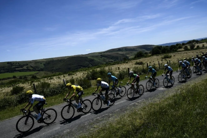 Les coureurs du Tour de France, lors de la 15e étape le 16 juillet 2017 entre Laissac-Severac l'Eglise et Le Puy-en-Velay
