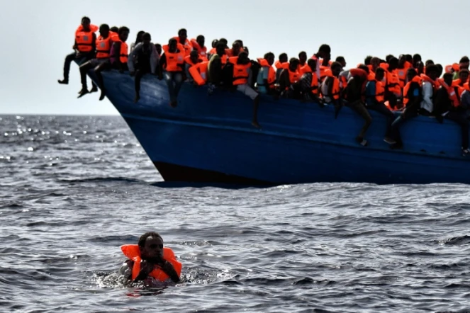 Des migrants attendent d'être secourus en mer Méditerranée, au large de la côte libyenne, le 3 octobre 2016