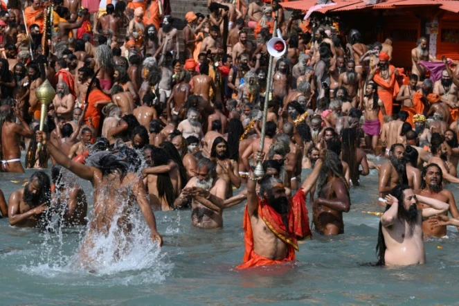 Des sadhous, célèbres ermites hindous, se baignent dans les eaux du Gange à Haridwar (Inde) le 11 mars 2021