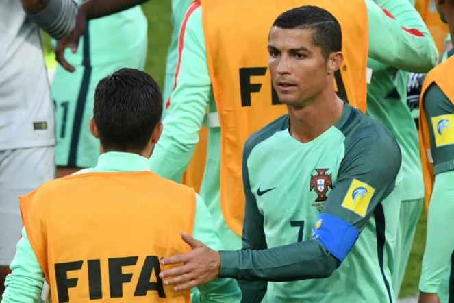 L'attaquant du Portugal Cristiano Ronaldo, auteur de l'unique but de la rencontre face à la Russie en Coupe des  Confédérations, salue les arbitres, le 21 juin 2017 à Moscou