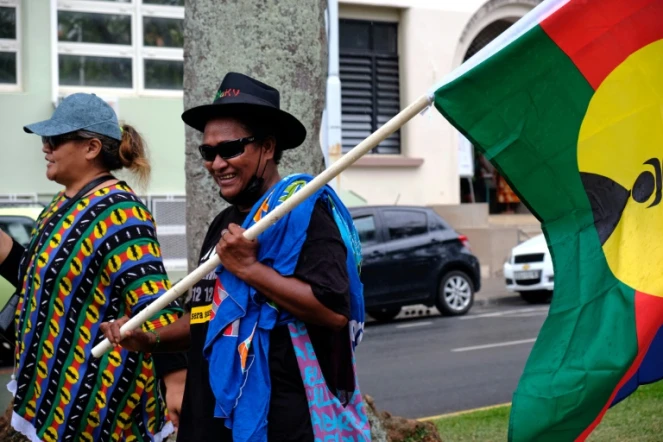 L'indépendantiste Arnaud Chollet Leakava (c) manifeste à Nouméa le 13 décembre 2021, au lendemain de la victoire écrasante des loyalistes au troisième vote sur l'indépendance de la Nouvelle-Calédonie