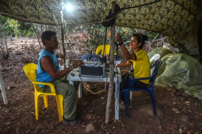 Une guérillera anime une radio des Farc à San José de Oriente, en Colombie, le 28 février 2017 