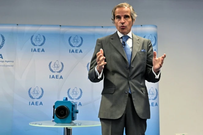 Le directeur général de l'AIEA Rafael Grossi à côté d'une caméra de surveillance utilisée en Iran, lors d'une conférence de presse, le 9 juin 2022 à Vienne