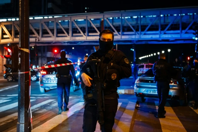 Des forces de police à proximité du lieu de l'agresssion mortelle d'un touriste allemand, près de la tour Eiffel, à Paris le 2 décembre 2023